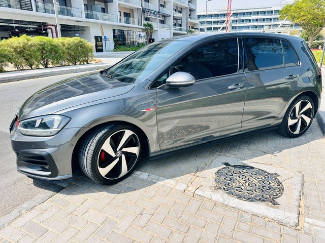 2019 Volkswagen Golf GTI 5 Door thumbnail 2